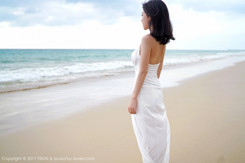 清纯女神施忆佳比基尼湿身写真