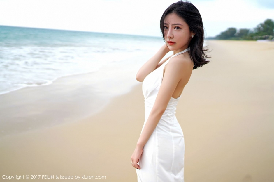 清纯女神施忆佳比基尼湿身写真