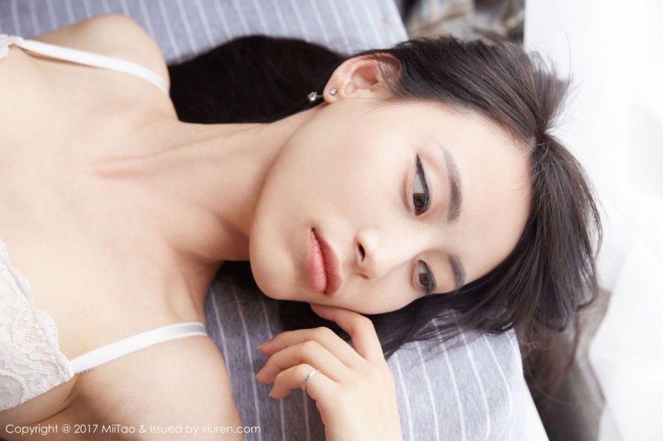 美女嫩模董倩制服短裙写真长腿诱人