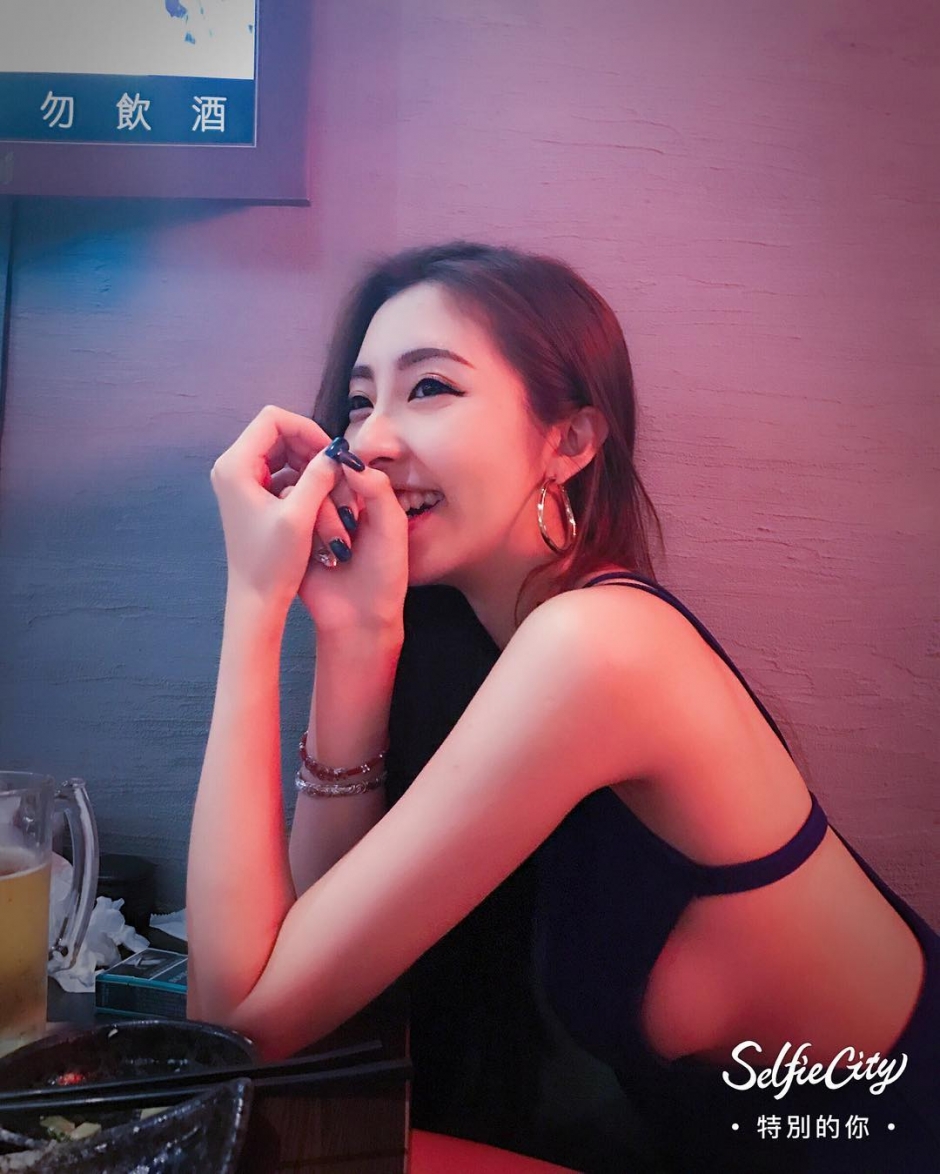 美女主播陈小品性感私房照酥胸诱人