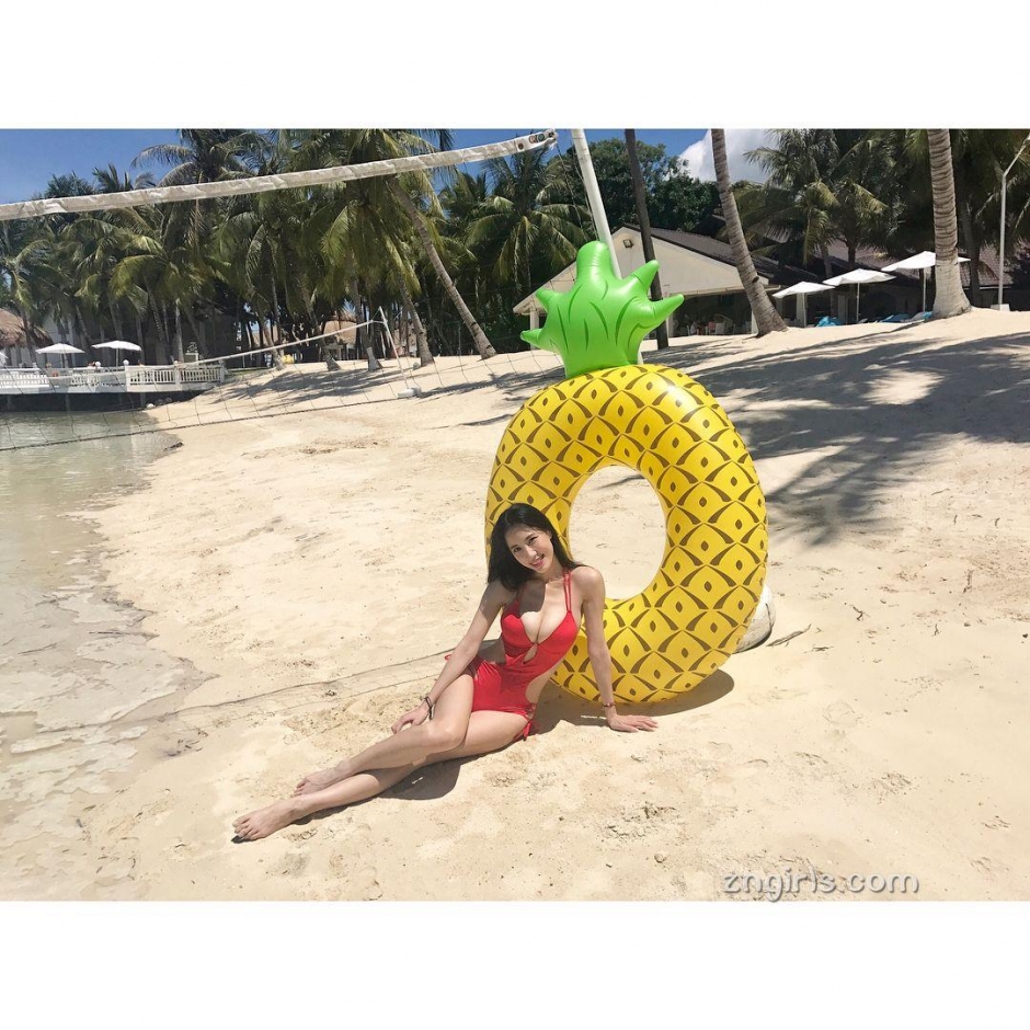 黑涩会美眉黄乔歆比基尼私房照