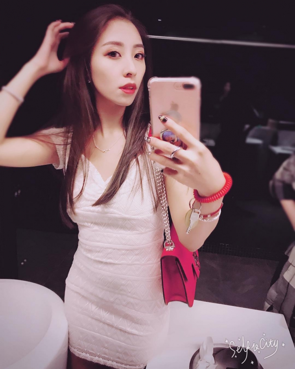 美女主播陈小品性感私房照酥胸诱人