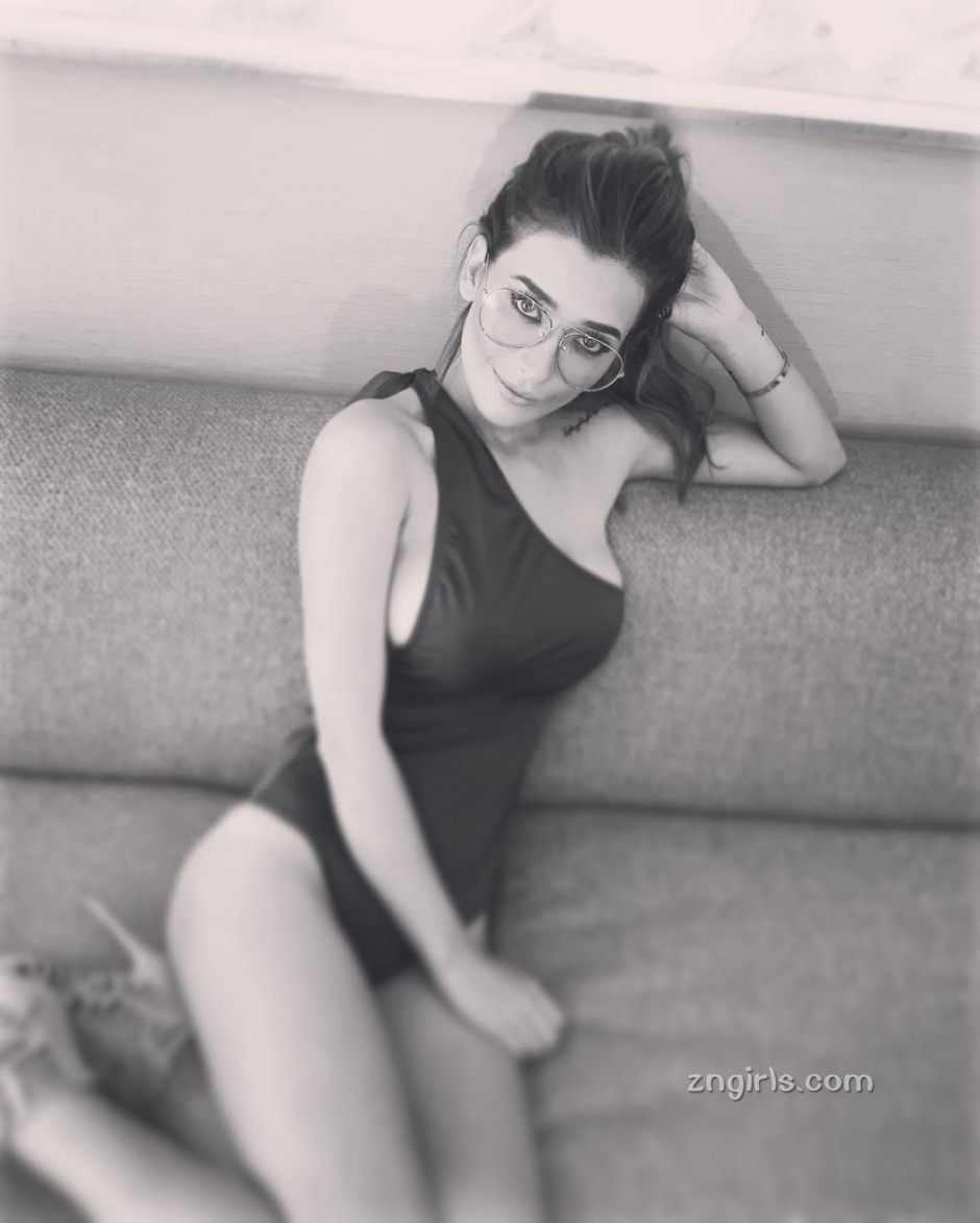 外国美女Brenda Zambrano内衣私房照丰满诱人