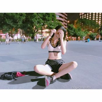 美女模特哩哩圈性感比基尼私房照