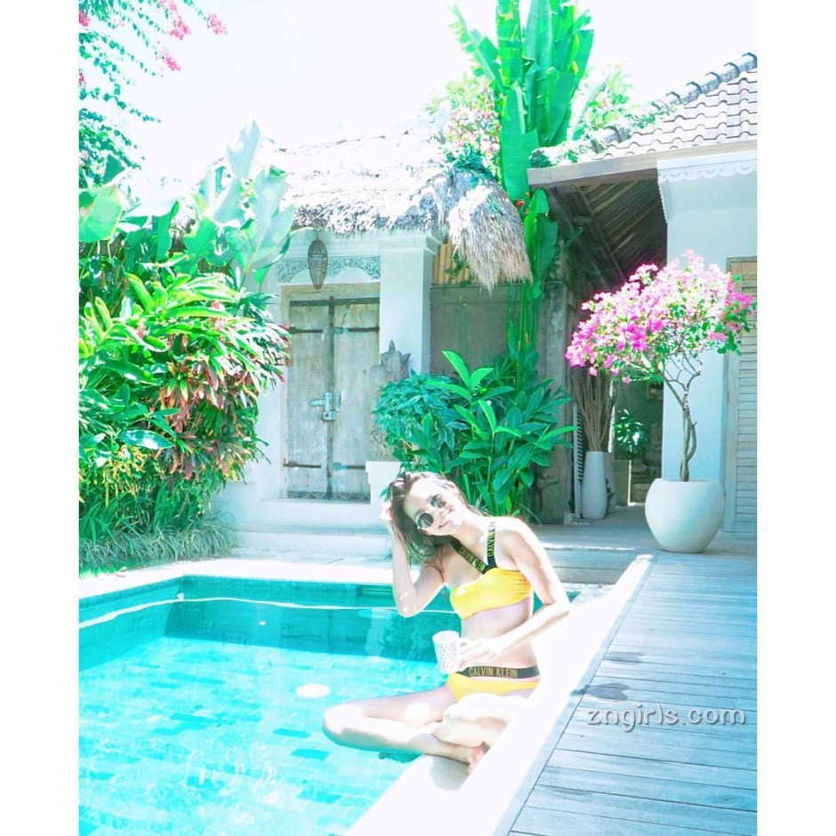 美女模特哩哩圈性感比基尼私房照