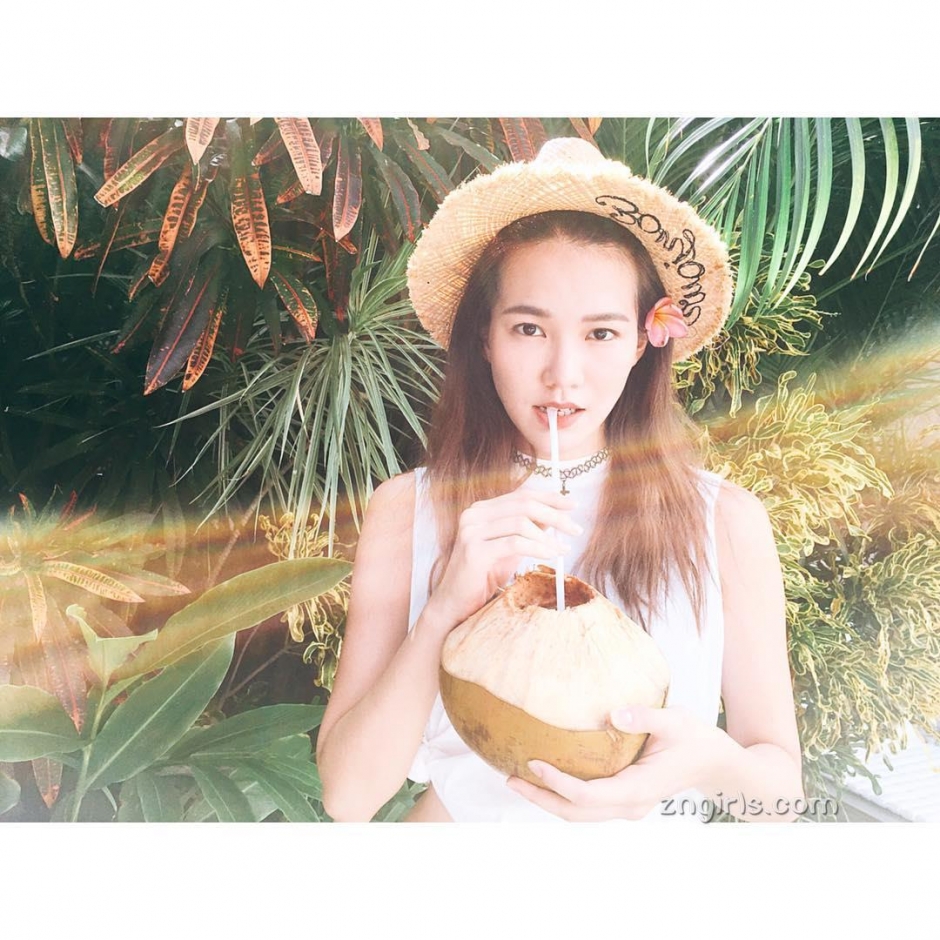 美女模特哩哩圈性感比基尼私房照