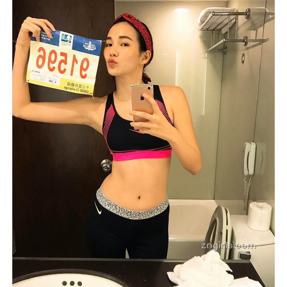 美女模特哩哩圈性感比基尼私房照