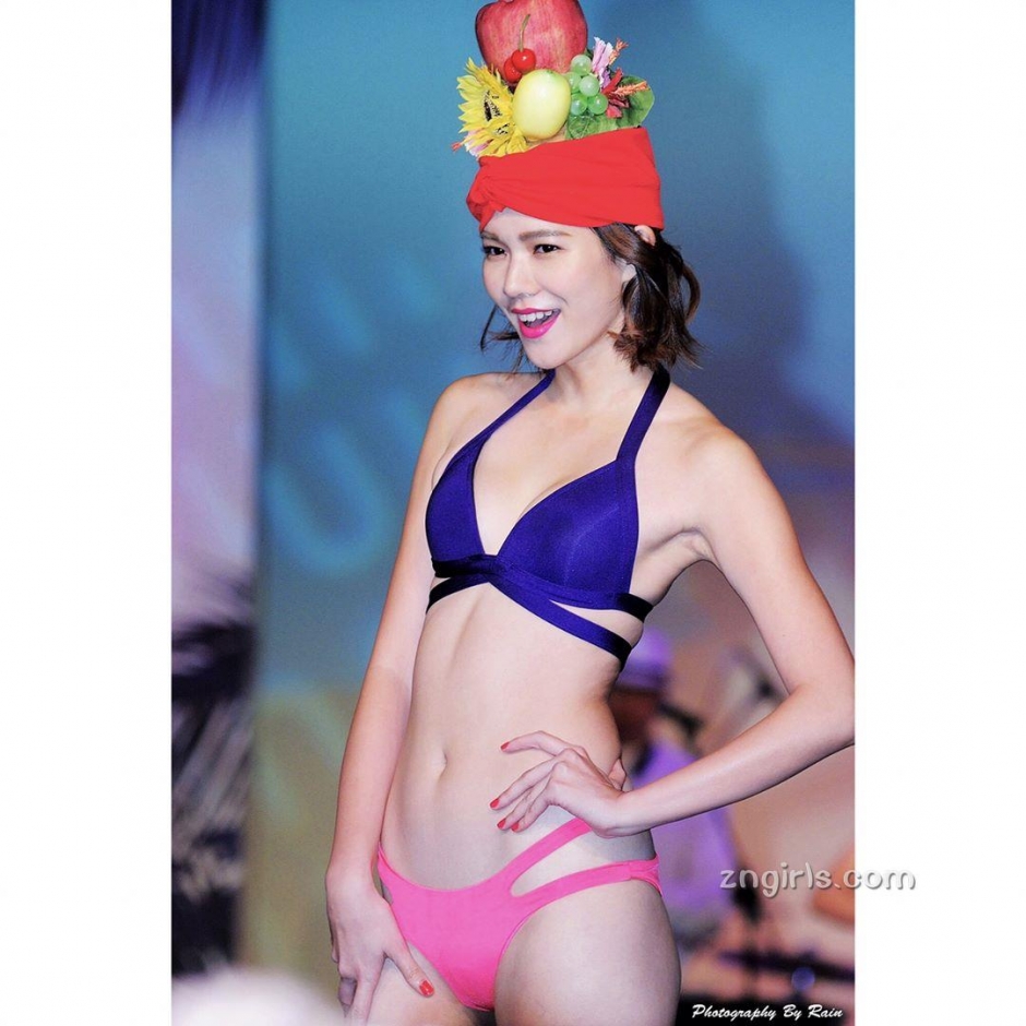 美女模特哩哩圈性感比基尼私房照