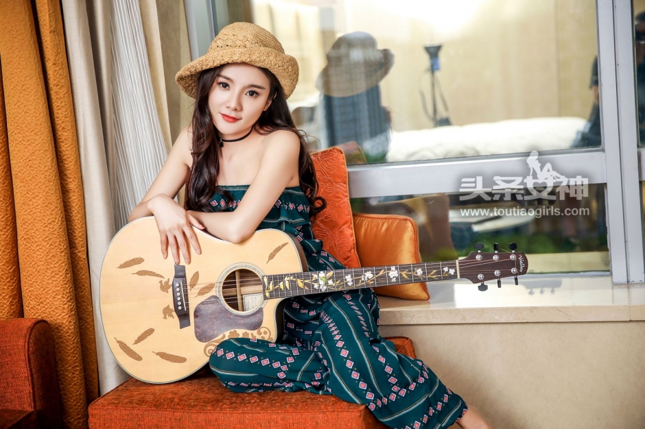 长腿美女Maggie抹胸长裙写真气质迷人