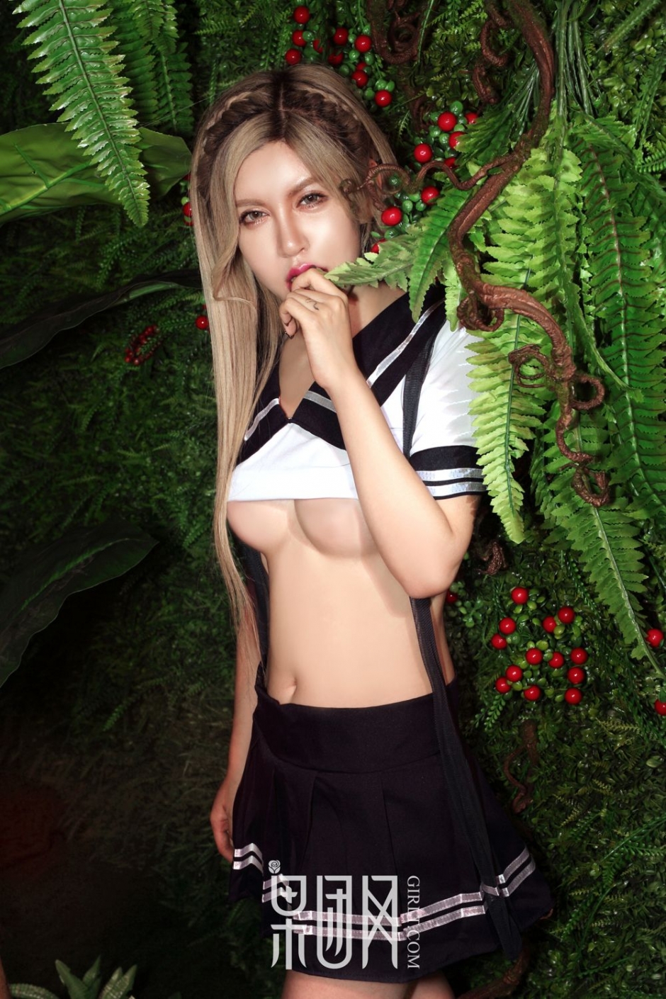 混血美女张琳熙学生制服写真酥胸诱人