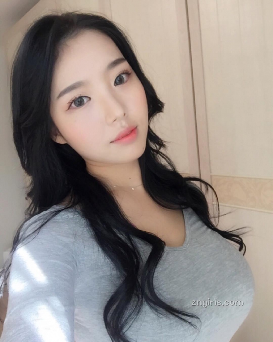 韩国美女李宥敏私房自拍照秀丰满身材