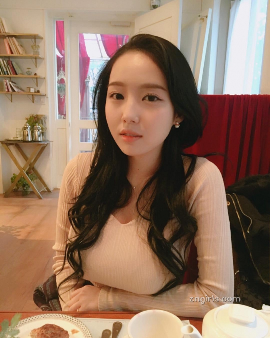 韩国美女李宥敏私房自拍照秀丰满身材