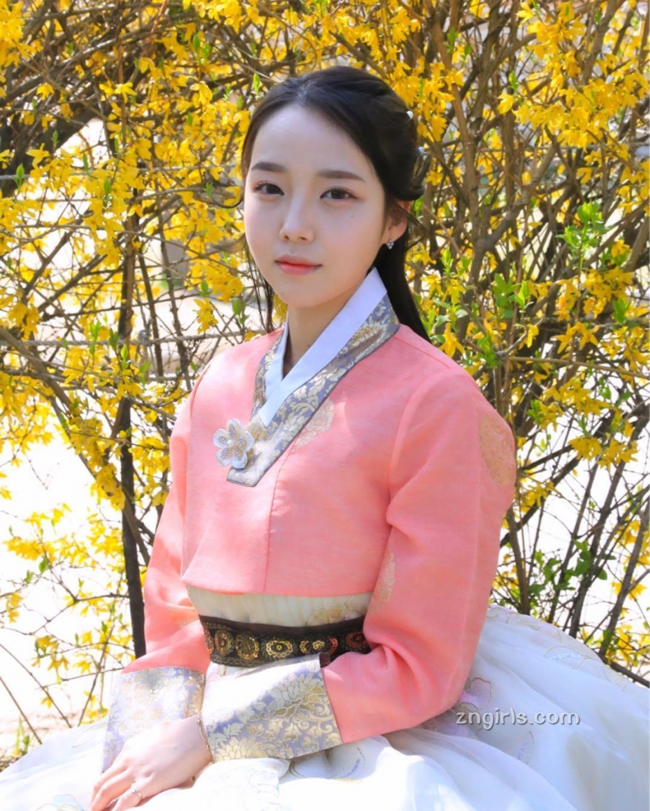 韩国美女李宥敏私房自拍照秀丰满身材