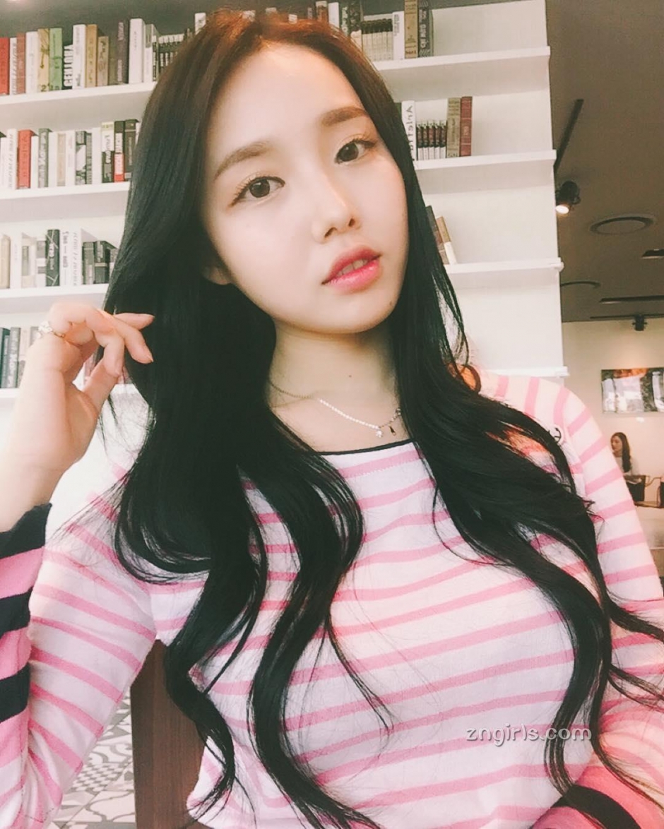 韩国美女李宥敏私房自拍照秀丰满身材