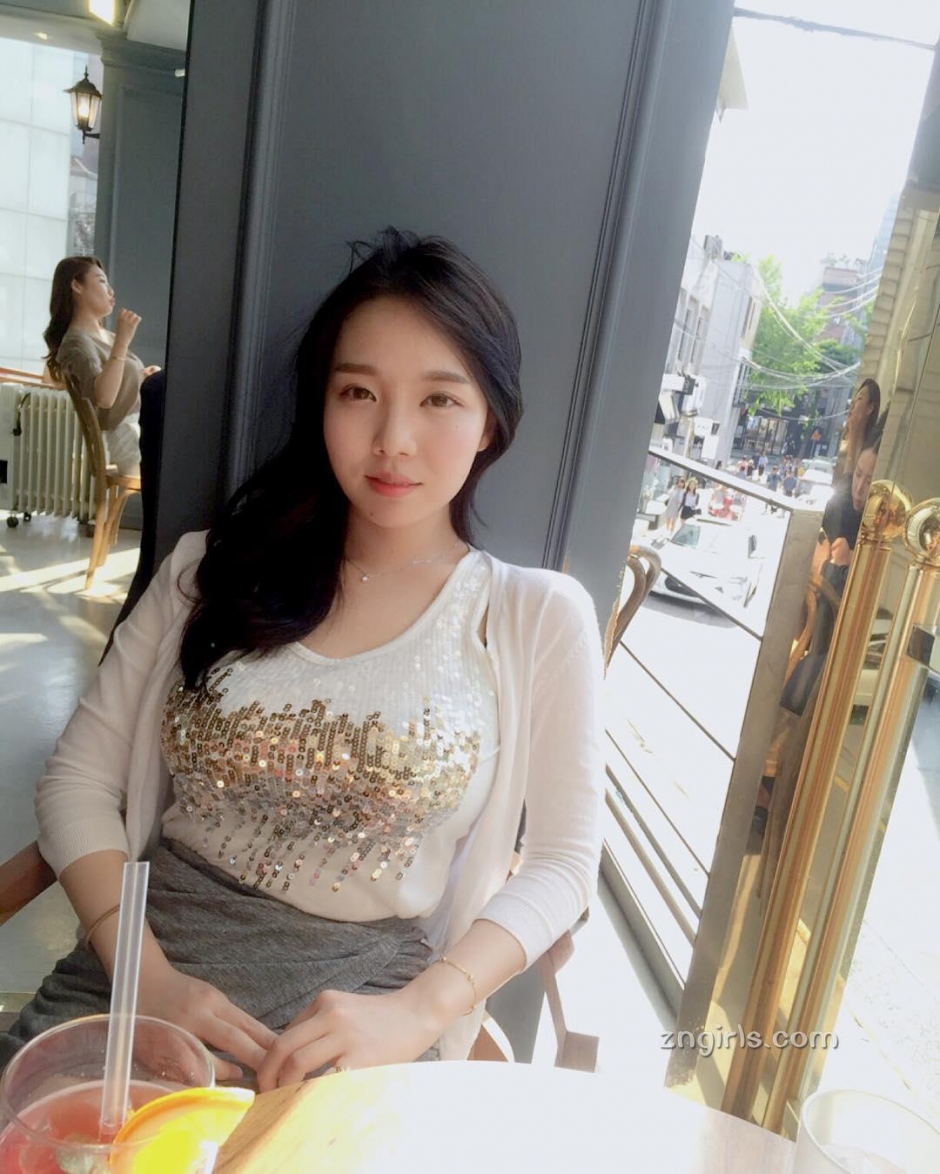 韩国美女李宥敏私房自拍照秀丰满身材