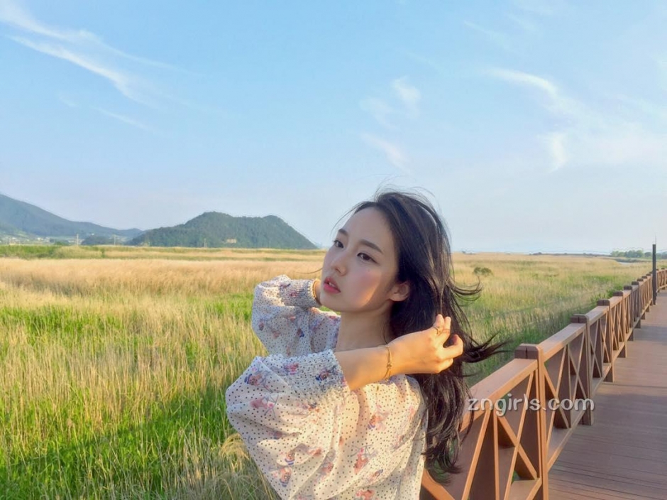 韩国美女李宥敏私房自拍照秀丰满身材