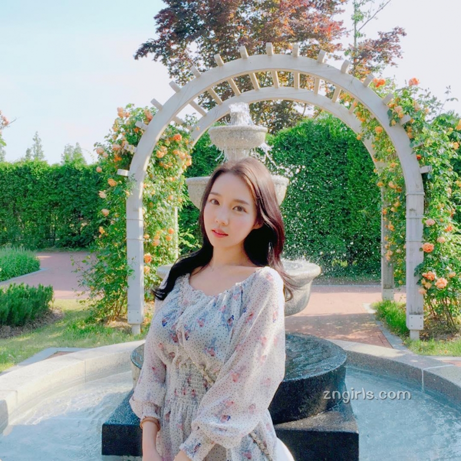 韩国美女李宥敏私房自拍照秀丰满身材