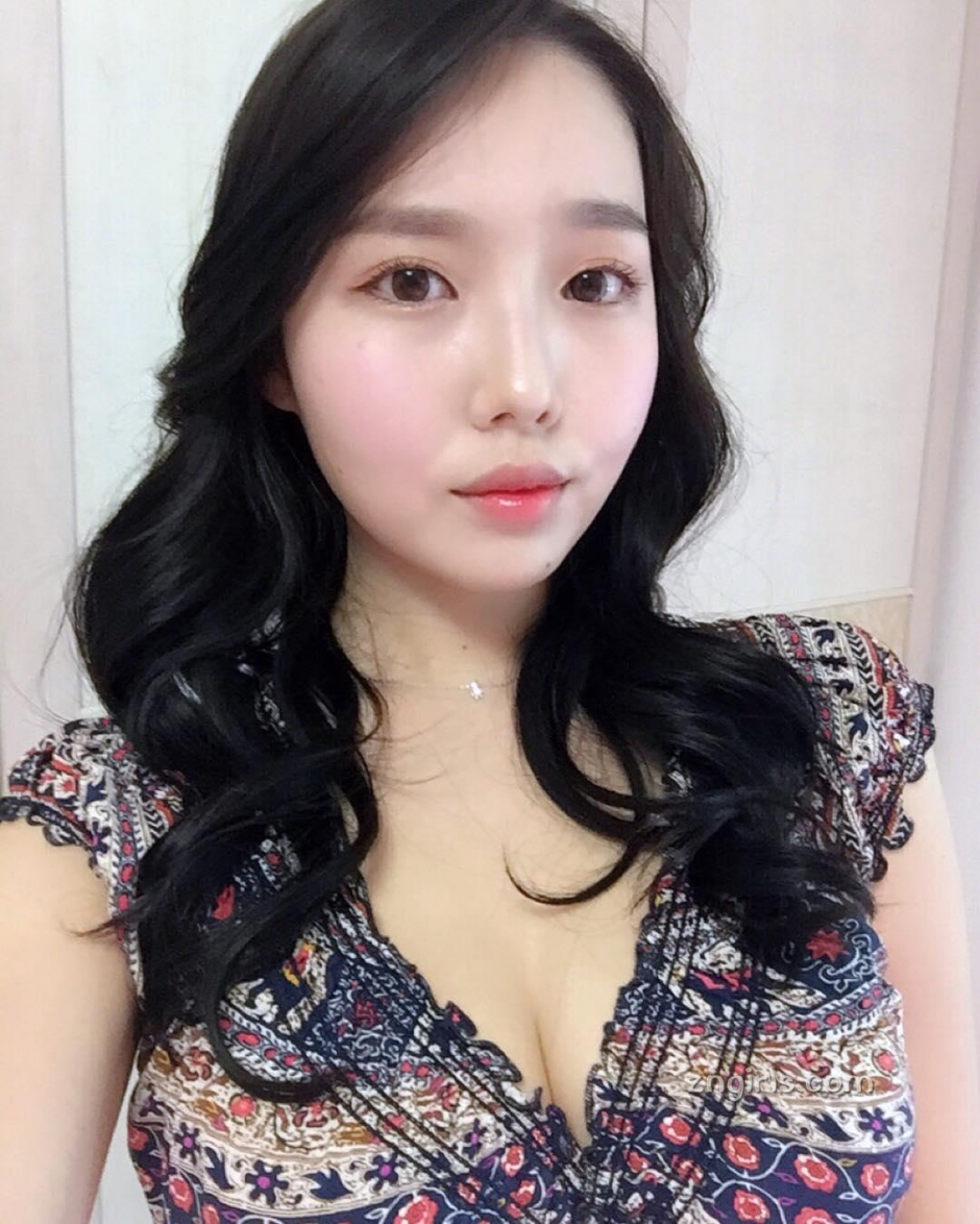 韩国美女李宥敏私房自拍照秀丰满身材