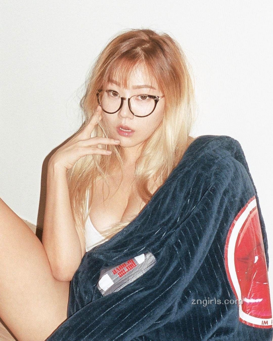 韩国模特朴茂菲比基尼私房照性感迷人