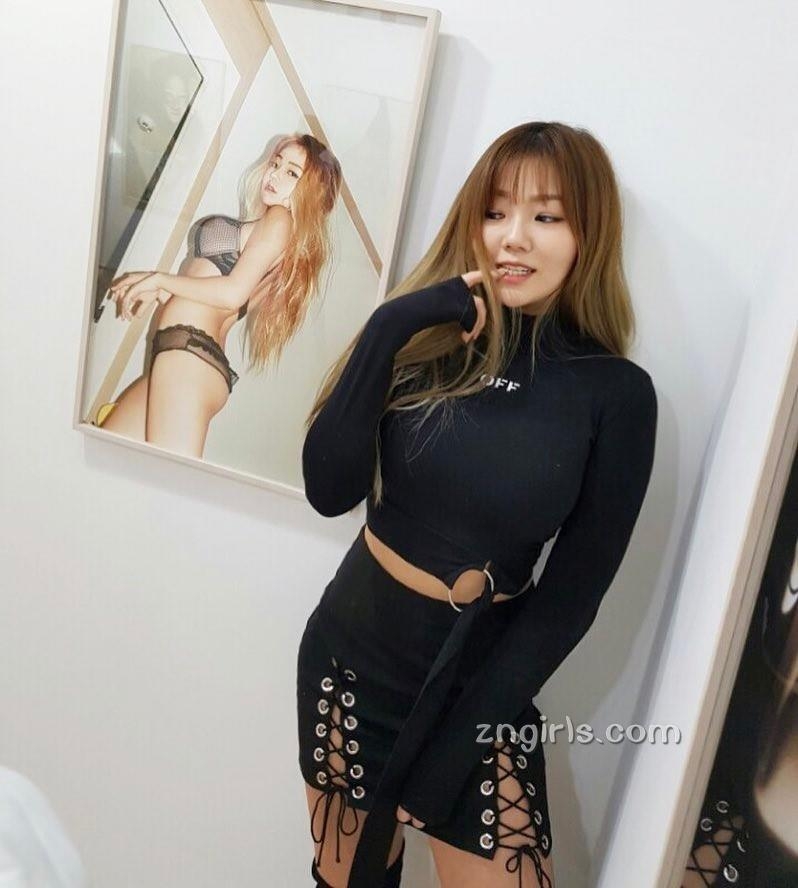 韩国模特朴茂菲比基尼私房照性感迷人