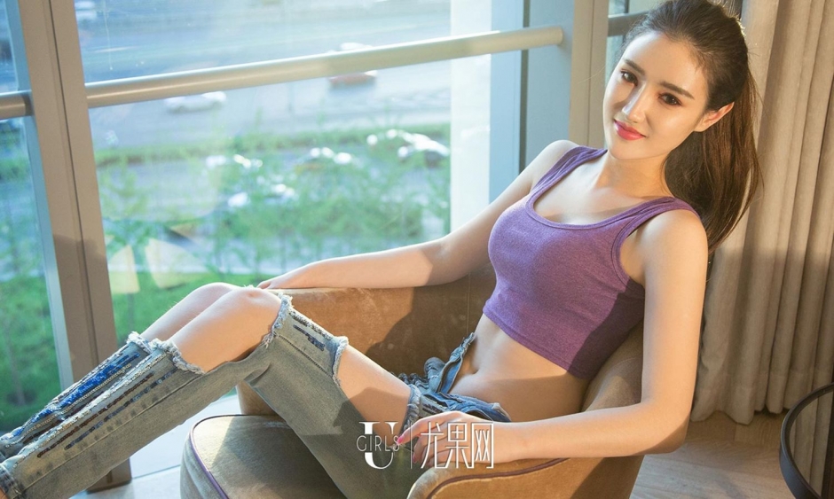 翘臀美女书洛破洞牛仔裤写真