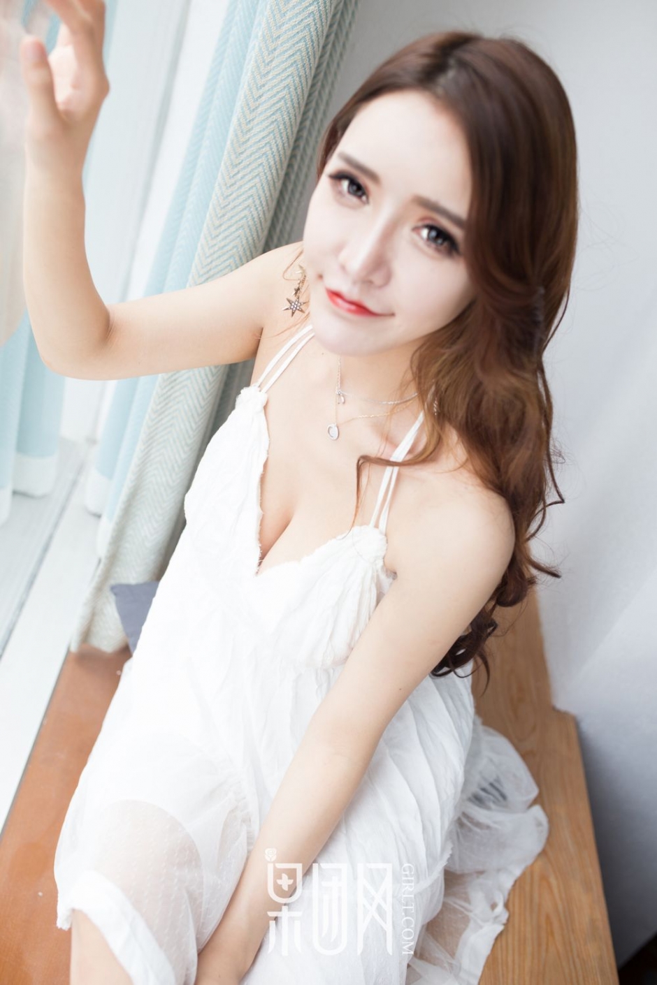 美女萝莉Lunana-lee低胸短裙写真白嫩迷人