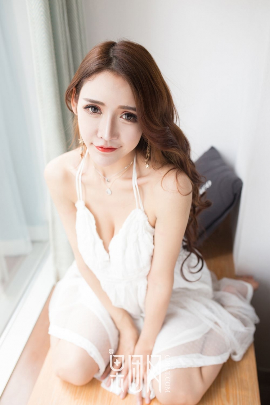 美女萝莉Lunana-lee低胸短裙写真白嫩迷人