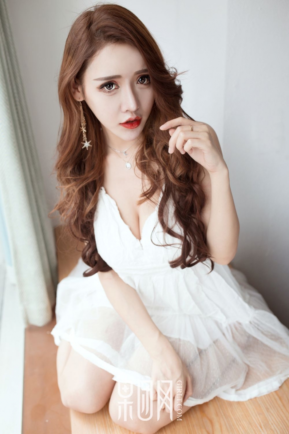 美女萝莉Lunana-lee低胸短裙写真白嫩迷人