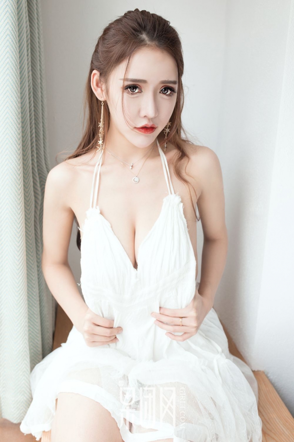 美女萝莉Lunana-lee低胸短裙写真白嫩迷人