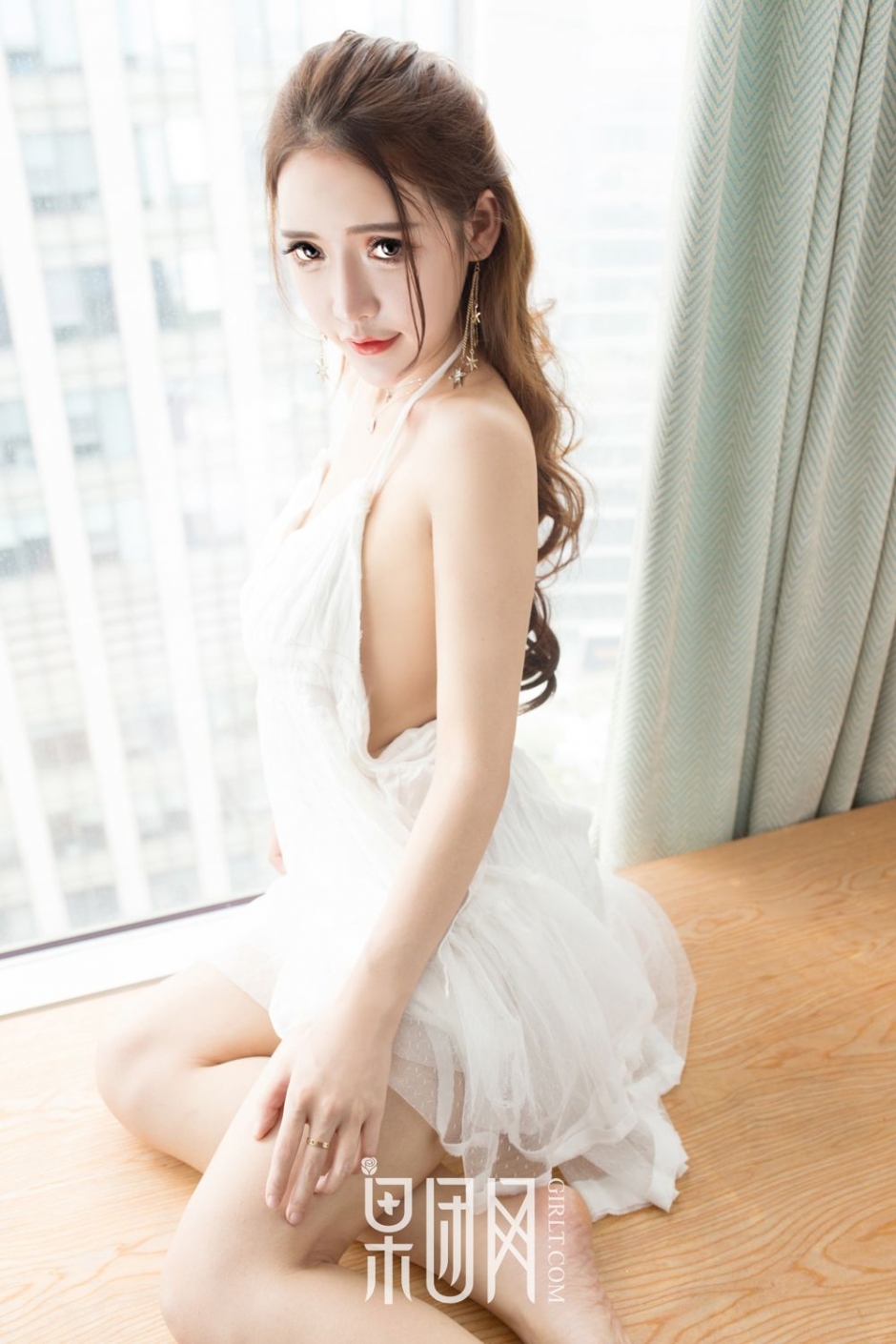 美女萝莉Lunana-lee低胸短裙写真白嫩迷人