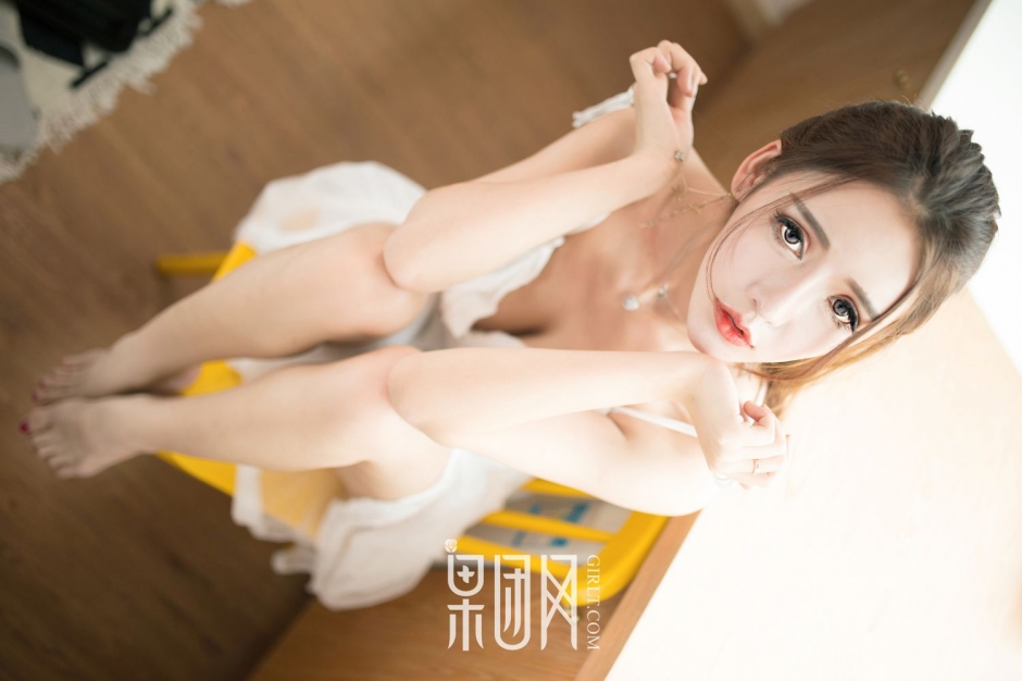 美女萝莉Lunana-lee低胸短裙写真白嫩迷人