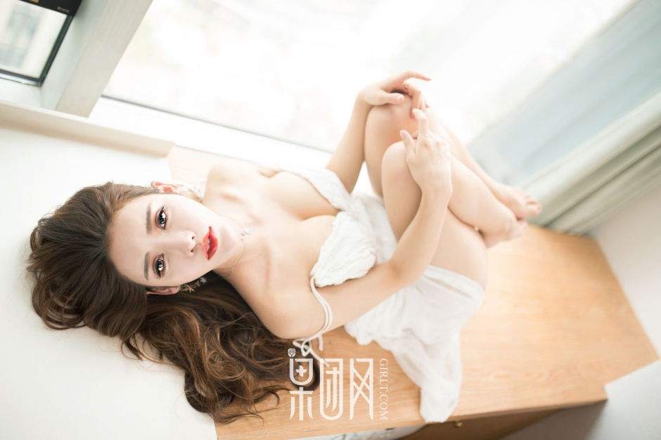 美女萝莉Lunana-lee低胸短裙写真白嫩迷人