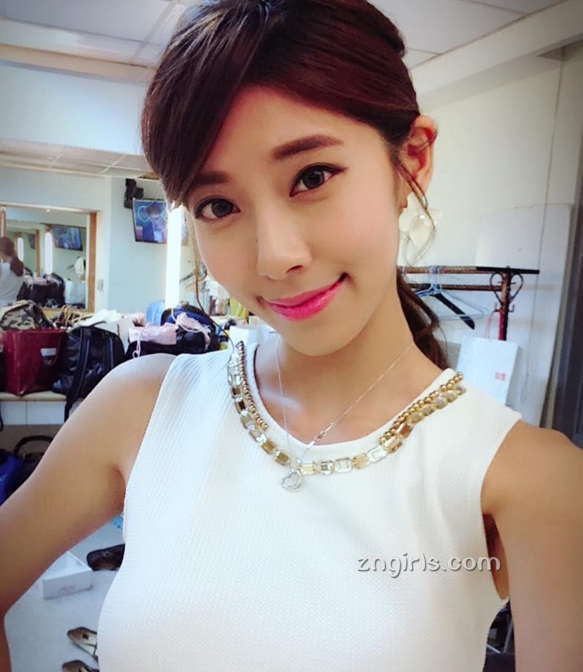 台湾美女晴晴性感私房照酥胸诱人