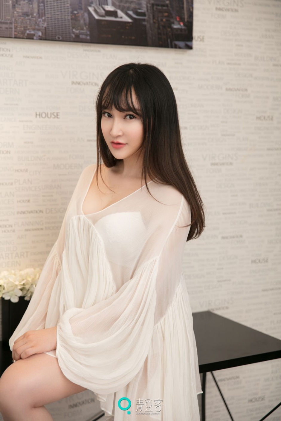 青豆女神吴娇透视短裙写真诱惑十足