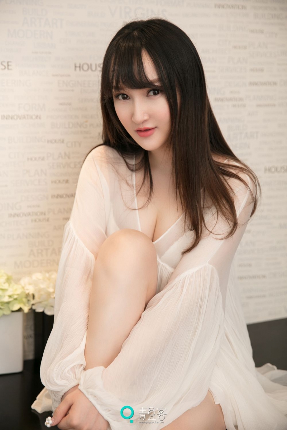 青豆女神吴娇透视短裙写真诱惑十足