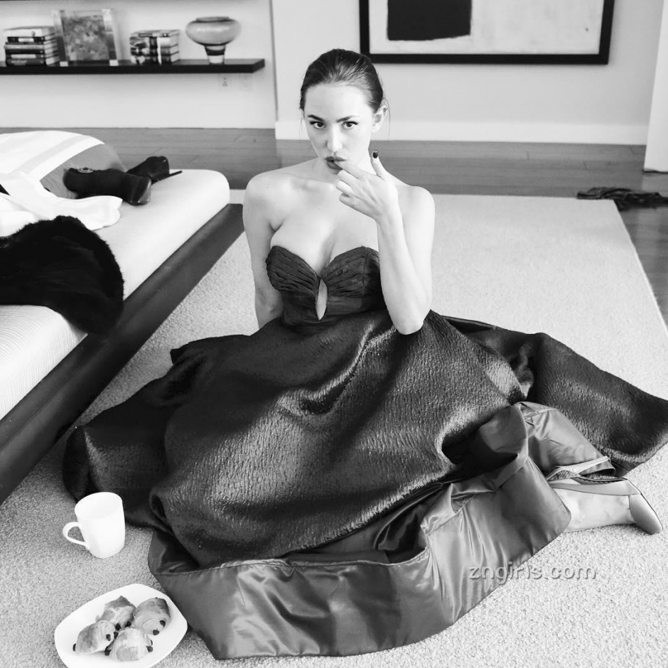 辣妹模特Rosie Roff黑丝情趣内衣写真