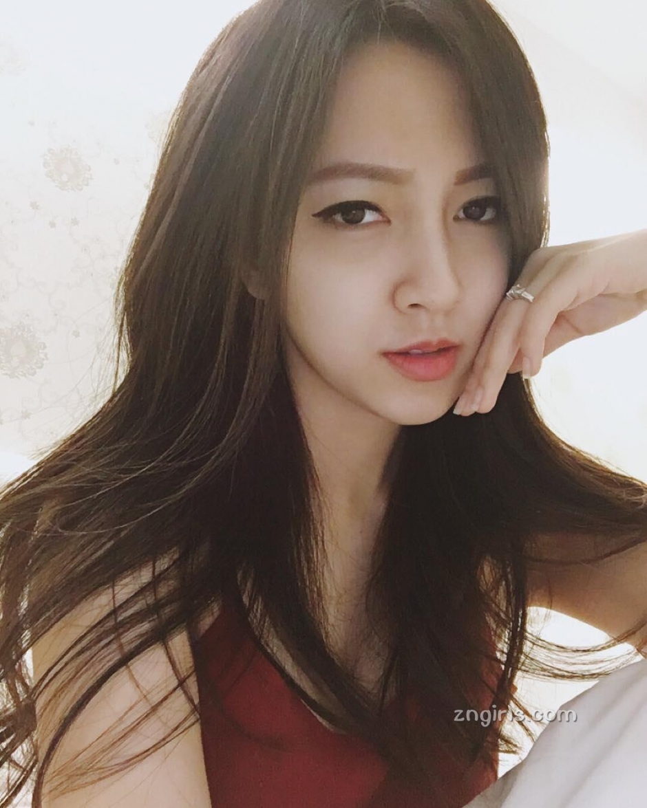 越南御姐Jessie Luong冷艳私房自拍照