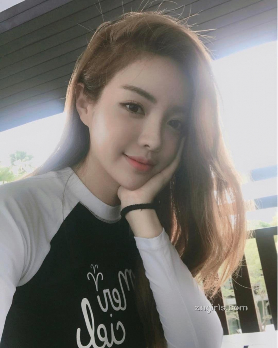 韩国模特真熙私房性感写真秀丰满身材