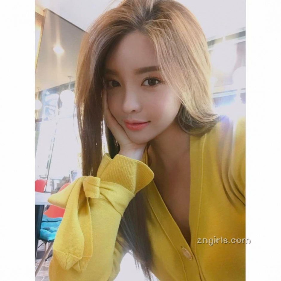 韩国模特真熙私房性感写真秀丰满身材