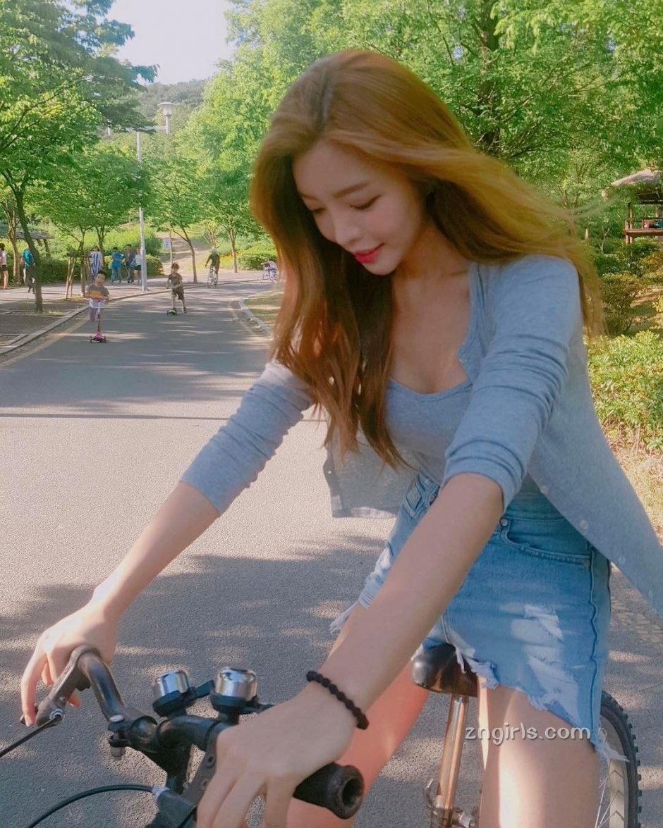 韩国模特真熙私房性感写真秀丰满身材