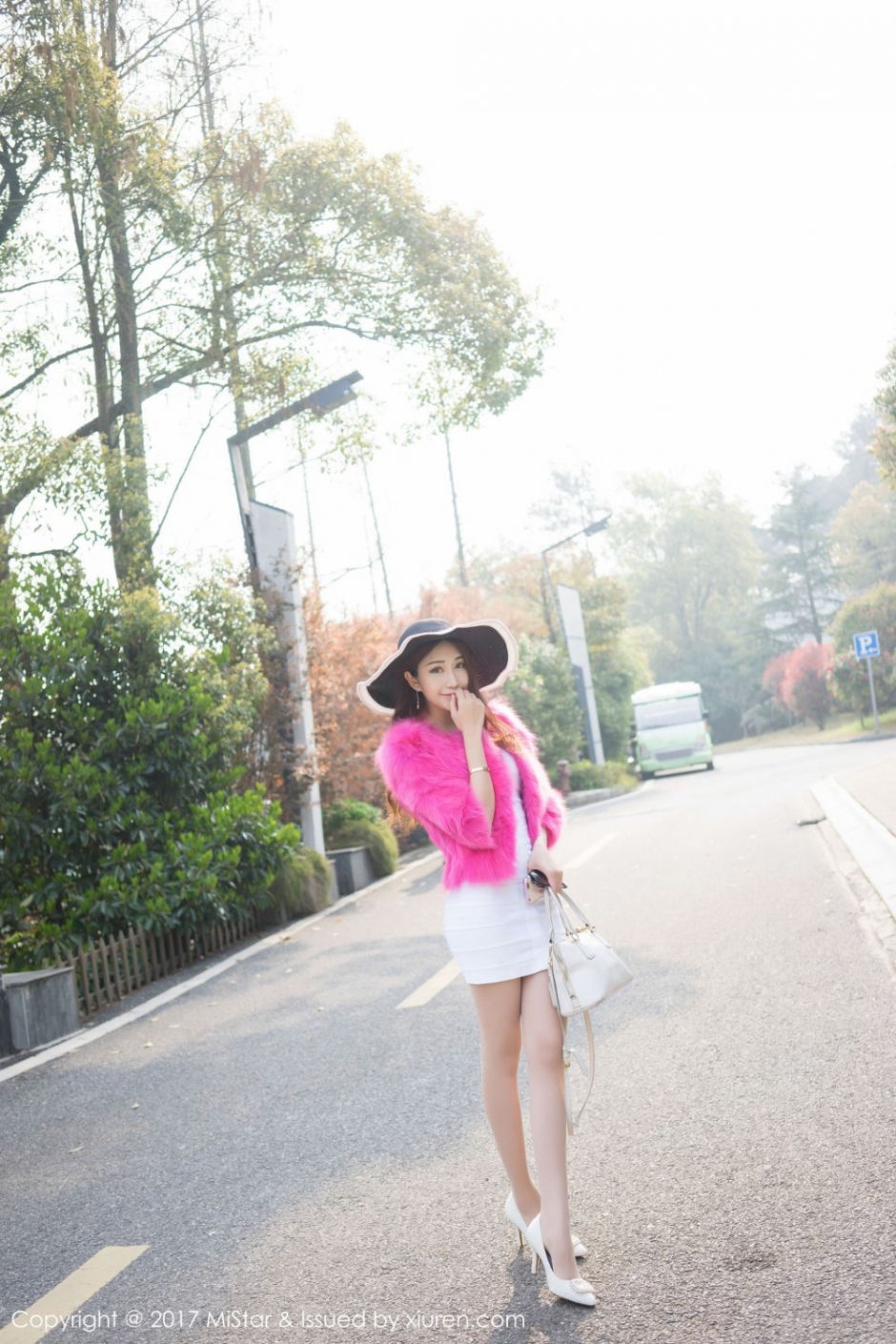 气质美女小蕾蕾泳装写真清纯迷人