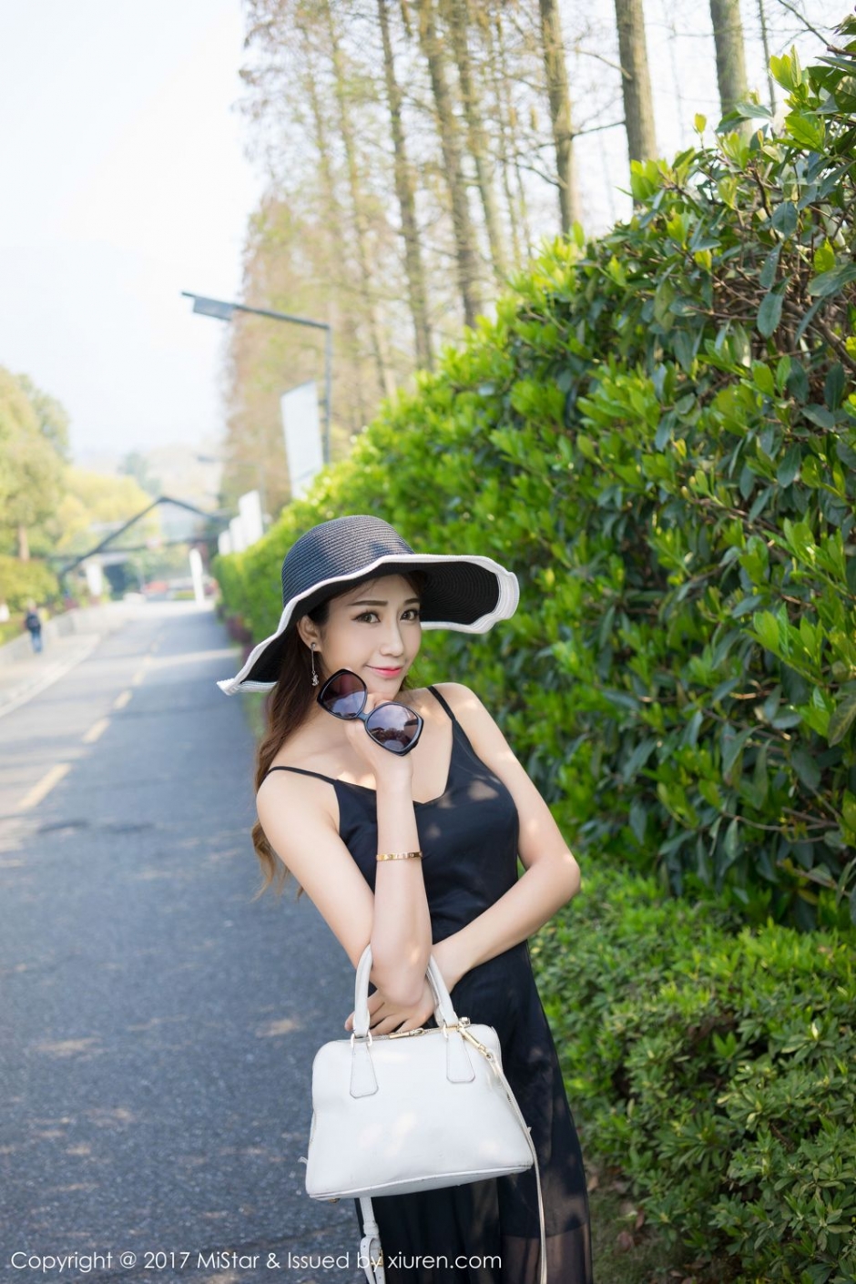 气质美女小蕾蕾泳装写真清纯迷人