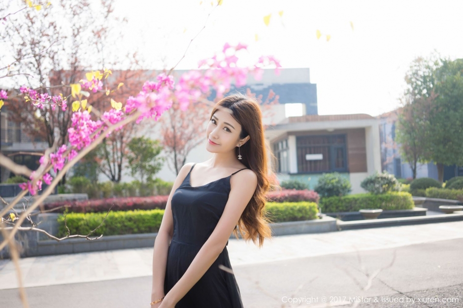 气质美女小蕾蕾泳装写真清纯迷人