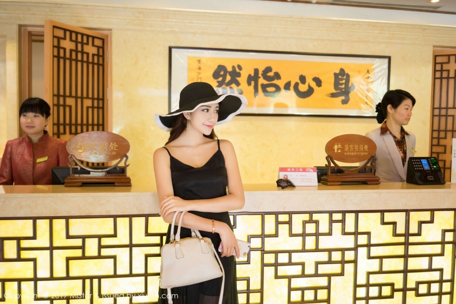 气质美女小蕾蕾泳装写真清纯迷人