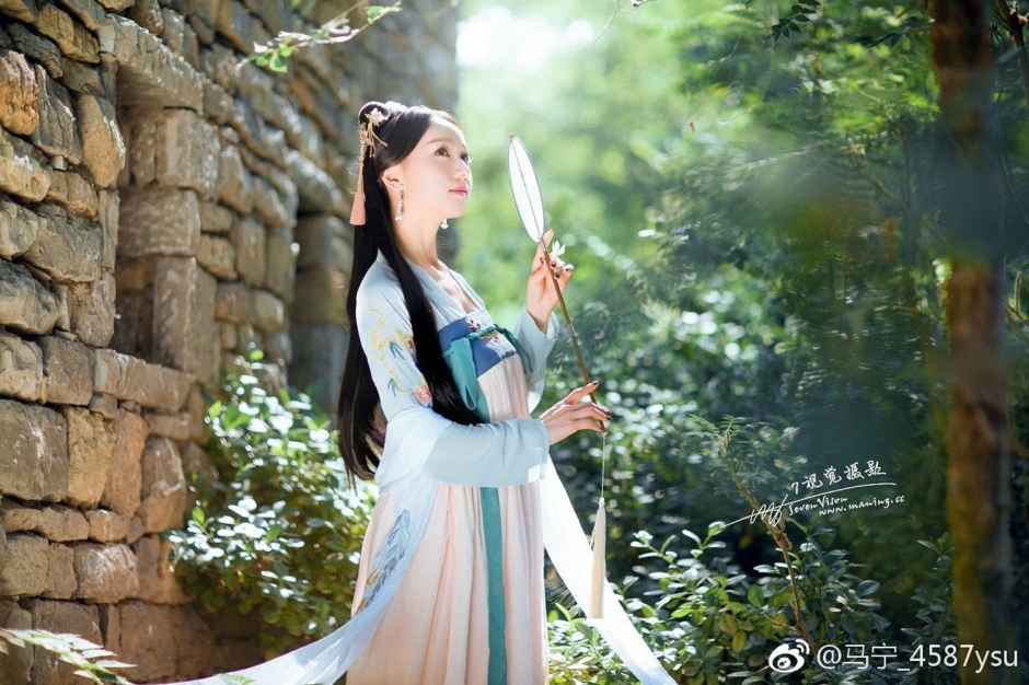 古装美女Audrey如户外写真气质迷人