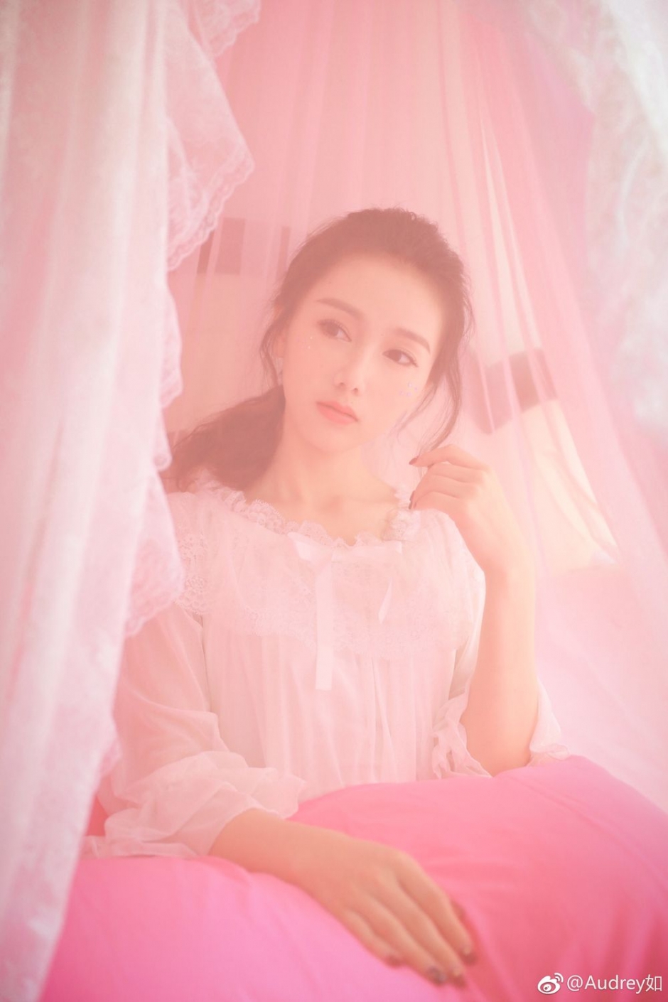 气质美女展如唯美家居写真女神范十足