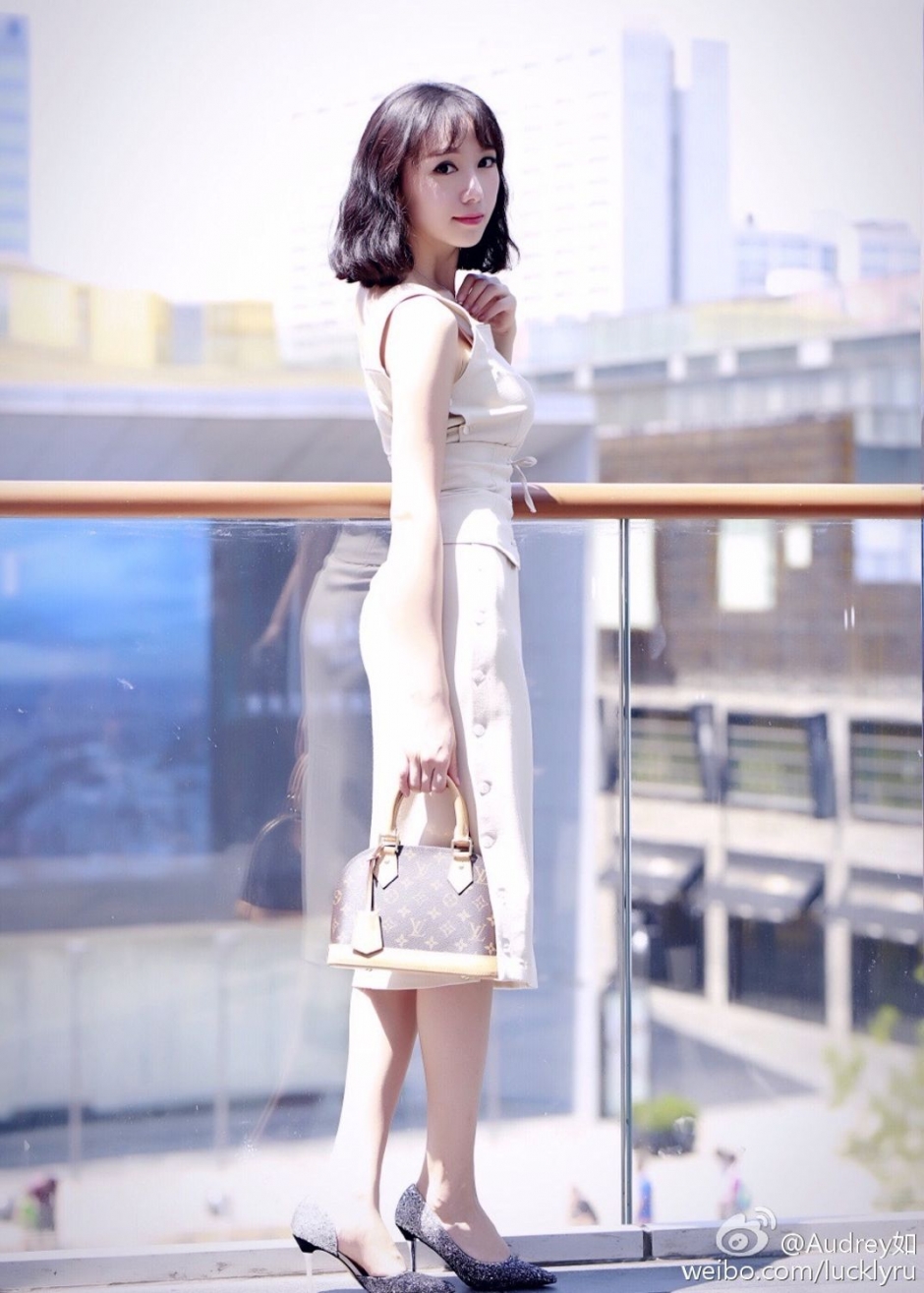 气质美女展如唯美家居写真女神范十足