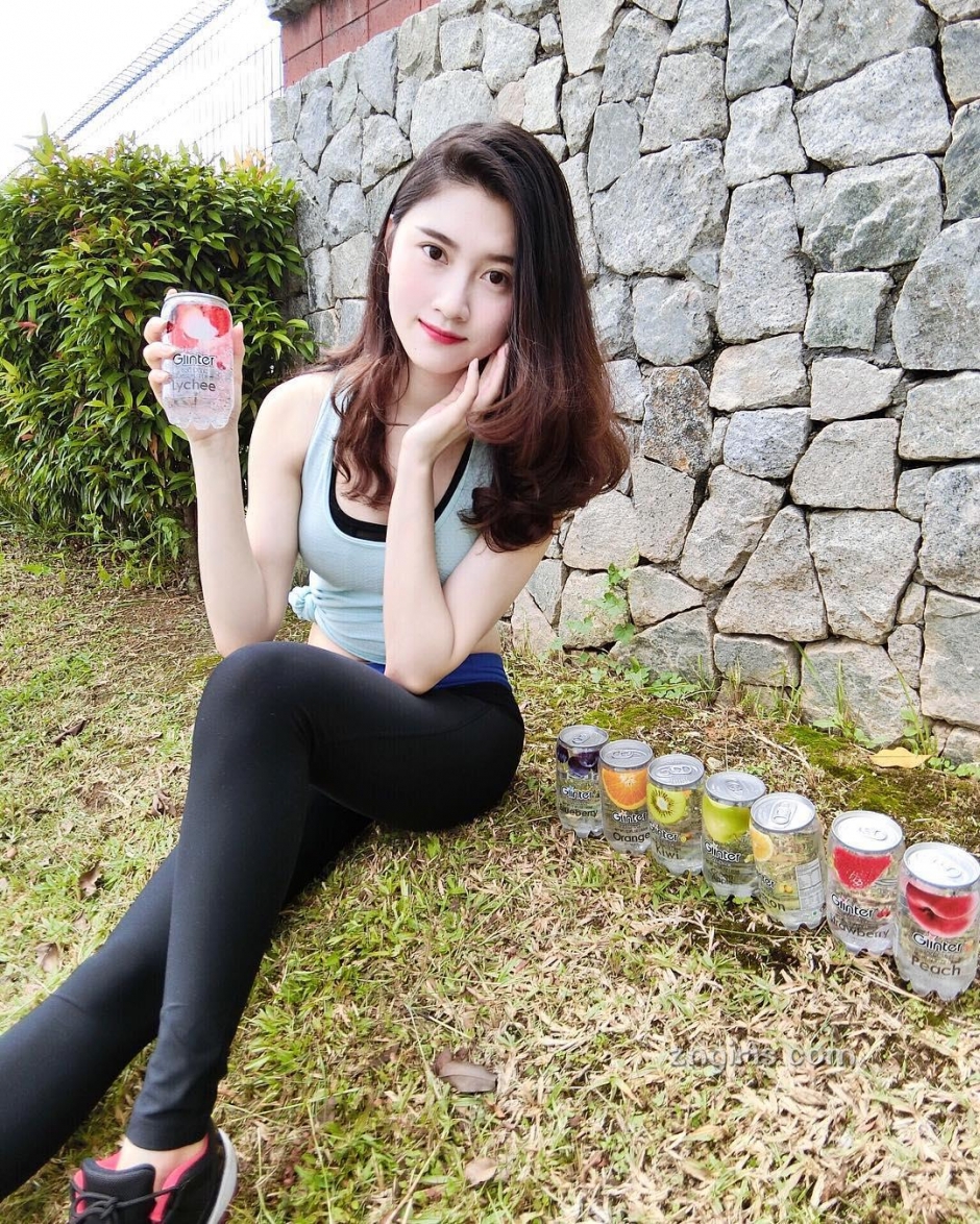 美女模特Evelynyinn私房写真丰满诱人