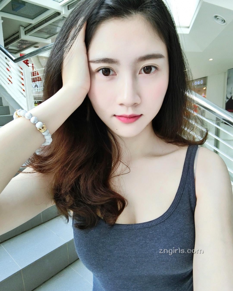 美女模特Evelynyinn私房写真丰满诱人