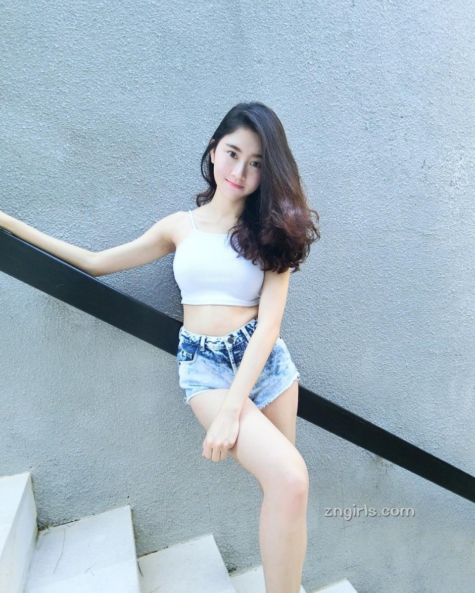 美女模特Evelynyinn私房写真丰满诱人